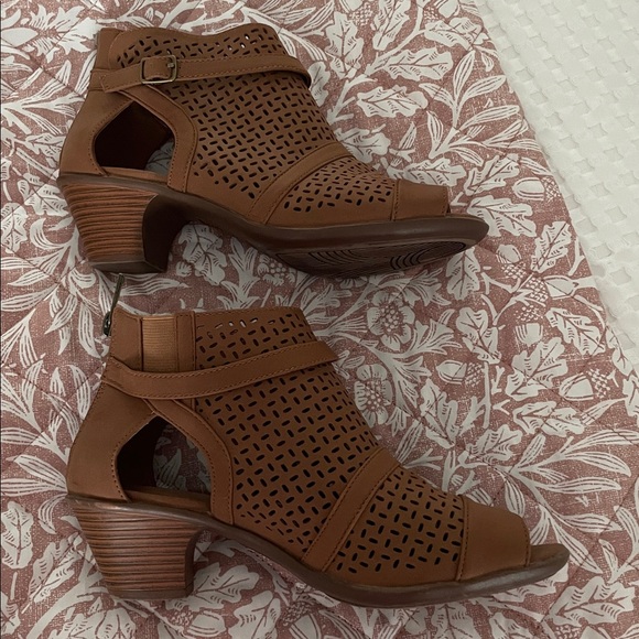Easy Street Sz 6W Caramel Brown Peep-Toe Ankle Boots Shooties Zip Back - Picture 8 of 12